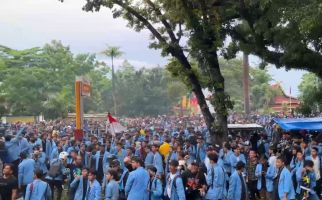 Aksi Demo Mahasiswa Tolak RUU Pilkada di DPRD Riau Sempat Diwarnai Kericuhan - JPNN.com