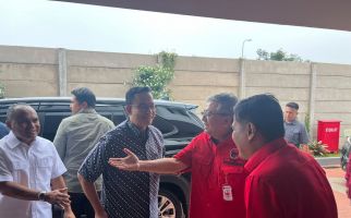 Tiba di DPD PDIP DKI Jakarta, Anies Menyempatkan Salat Zuhur Berjemaah - JPNN.com