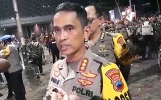 Batu dan Kayu Melayang di Balai Kota Semarang, Seorang Polisi Kena Tombak - JPNN.com