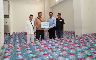 MUI DKI Gandeng Le Minerale Salurkan 2.600 Galon Air Mineral untuk Korban Kebakaran di Manggarai - JPNN.com