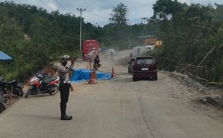 Jalur Lintas Riau-Sumbar Amblas, Polisi Masih Berlakukan Buka Tutup, Ada Solusi Begini - JPNN.com