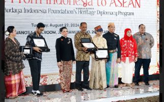 Indonesia Persembahkan Batik Kolaborasi sebagai Simbol Persatuan di HUT ke-57 ASEAN - JPNN.com