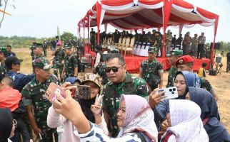 KSAD Mendampingi Panglima TNI Tinjau Penerjunan DCS dan Airbone - JPNN.com