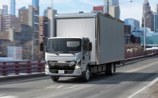 Mulai Diproduksi, Truk Listrik Isuzu NRR-EV Dikirim Kepada Konsumen Bulan Depan - JPNN.com