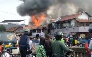 Si Jago Merah Mengamuk di Kawasan Padat Penduduk, 8 Rumah Hangus Terbakar - JPNN.com