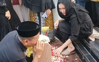 Termenung di Samping Pusara Keponakan, Ayu Ting Ting Sampaikan Ini - JPNN.com