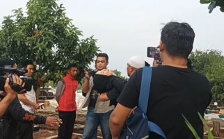 Tak Berhenti Menangis, Ibunda Ayu Ting Ting Pingsan seusai Pemakaman Sang Cucu - JPNN.com