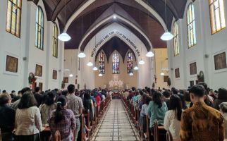 Gereja Katedral Bandung Berangkatkan 200 Jemaat Katolik Ikut Misa Paus Fransiskus di SUGBK - JPNN.com