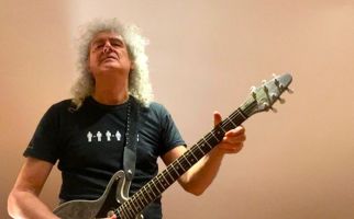 Dilarikan ke RS karena Strok Ringan, Gitaris Queen Brian May Masih Bisa Main Gitar - JPNN.com