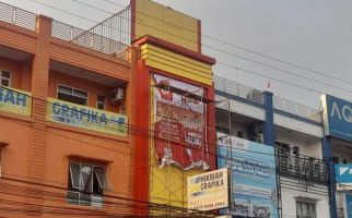 Pemasang Banner Nyaris Tewas Tersengat Listrik di Sukabumi - JPNN.com