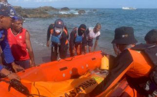 Warga yang Hilang Terseret Arus di Pantai Waigete Ditemukan Meninggal - JPNN.com