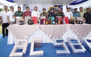 Kanwil Bea Cukai Sumbagbar Musnahkan Rokok dan Miras Ilegal Senilai Rp 37,8 Miliar - JPNN.com