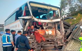 Bus Harapan Jaya Hantam Pantat Truk di Tol Batang, Begini Kondisinya - JPNN.com