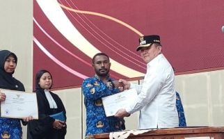 202 ASN Formasi 2018 Kota Sorong Terima SK, Ini Pesan Bernhard Rondonuwu - JPNN.com