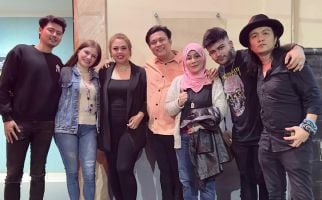 Bareng Vebry Wirantha, Mak Vera Produseri Lagu 'Gus Siap Tandang' - JPNN.com