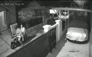 Sejoli di Palembang Gasak Motor, Aksinya Terekam CCTV, Lihat - JPNN.com