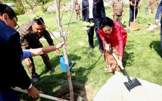 Di Taman Soekarno Uzbekistan, Megawati Menanam Pohon Platanus Orientalis - JPNN.com