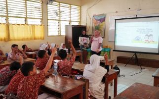 Tingkatkan Minat Baca Pelajar, JIEP Bagikan 350 Buku Bacaan - JPNN.com