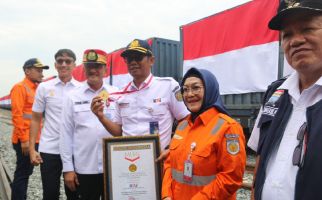 Pasang Bendera Terbanyak di Rangkaian Gerbong, KAI Divre III Palembang Raih Rekor MURI - JPNN.com