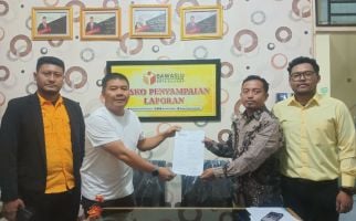 Bermodal Video, Tim Hukum Robinsar-Fajar Laporkan Camat Gerogol ke Bawaslu Kota Cilegon - JPNN.com