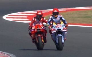 Practice MotoGP Indonesia: Dramatis! Marquez Menyelamatkan Pecco yang Kehabisan Bensin - JPNN.com