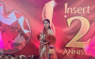 Uci Flowdea Terharu Dapat Penghargaan Favorite Beauty and Fashion Enthusiast - JPNN.com