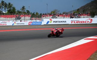 Sprint MotoGP Indonesia Penuh Drama, Martin Tumbang, Pecco Juara, Marquez Ketiga - JPNN.com