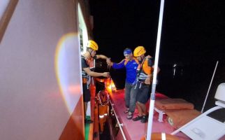 SAR Pangkalpinang Mengevakuasi 8 Pemancing yang Terombang-ambing 5 Jam di Laut - JPNN.com