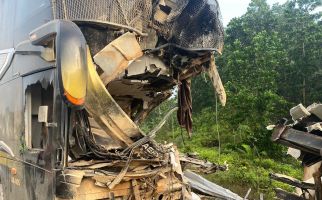 Bus Aero Hantam Truk di Tol Pekanbaru-Dumai, Belasan Penumpang Luka-Luka - JPNN.com