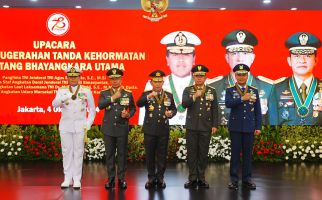 Kapolri Sematkan Bintang Bhayangkara Utama ke Panglima dan 3 Kepala Staf TNI - JPNN.com