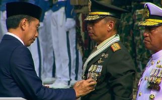 Pas Perayaan HUT TNI, Jokowi Sematkan Bintang Yudha Dharma-Samkayanugraha - JPNN.com