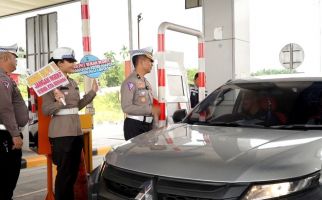 Ditlantas Polda Riau Menyosialisasikan Keselamatan Berkendara & Pilkada Damai di Tol Pekanbaru-Dumai - JPNN.com