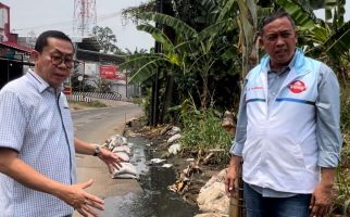 Tri Adhianto Gercep Kunjungi Lokasi Banjir Setelah Terima Laporan via Medsos - JPNN.com