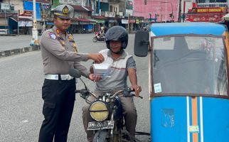 Satlantas Polres Rohul Sosialisasikan Pilkada Damai Sambil Berbagi, Lihat Tuh! - JPNN.com