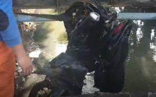 Hindari Pemotor yang Potong Jalur, Mobil Tercebur ke Sungai - JPNN.com