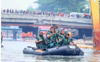 Jenderal Maruli Masuk ke Kali, Ciliwung Makin Bersih - JPNN.com