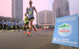 Sediakan 22 Water Station, Le Minerale Penuhi Hidrasi Para Pelari di Jakarta Running Festival 2024 - JPNN.com