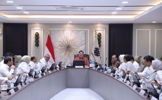 Mulai Berkantor, Menaker Ad Interim Airlangga Hartarto Pimpin Rapat Bahas Isu Penting Ini - JPNN.com