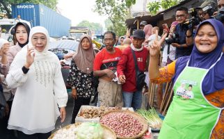 Pilihan Wong Cilik, Khofifah-Emil Didukung Pedagang Pasar Surabaya - JPNN.com