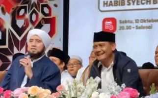 Habib Syech Sebut Ahmad Lutfi Tidak Pernah Berubah, Lalu Guyon Soal Peci - JPNN.com