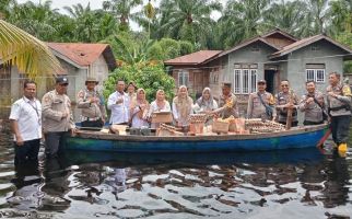 Polres Rohil Beri Layanan Kesehatan dan Sembako untuk Korban Banjir di Kubu Babussalam - JPNN.com