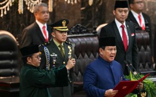 Prabowo Pakai Busana yang Dahulu Identik dengan Demang - JPNN.com