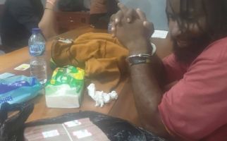 Satgas Damai Cartenz Tangkap Anggota KKB Bawa Uang Sebegini Banyak - JPNN.com
