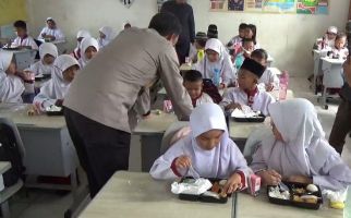 Polda Sumsel Uji Coba Program Makan Siang Bergizi Gratis di SDN 145 Palembang - JPNN.com