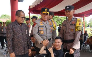 Polda Kalteng dan Kemensos Salurkan 30 Kursi Roda ke Penyandang Disabilitas - JPNN.com