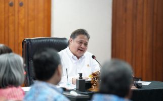 Menko Airlangga Beberkan Upaya Pemerintah Menjaga Sektor Industri Dalam Negeri - JPNN.com