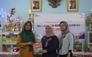 KAI Logistik Goes to School Salurkan Ribuan Buku untuk Murid SD - JPNN.com