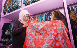 Sambangi Sentra Batik Sidoarjo, Khofifah Komitmen Lestarikan Warisan Budaya Bangsa - JPNN.com