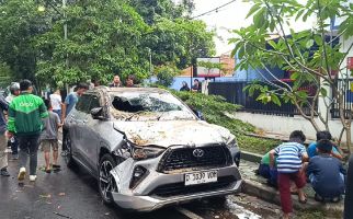 Hujan Deras di Jalan Cisadea Bandung, Pohon Tumbang Hingga Timpa 5 Mobil dan Warga - JPNN.com