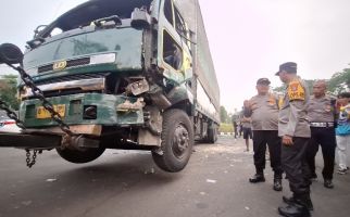 Momen Mencekam Truk Kontainer Tabrak Lari Belasan Kendaraan di Tangerang, Mengerikan - JPNN.com